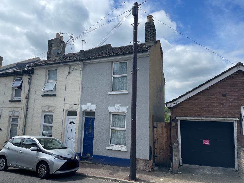 Lot: 155 - END-TERRACE HOUSE FOR REFURBISHMENT - Three storey end-terrace house